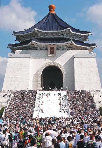 台湾6大团体齐声抗议推挤中25名警察受伤（图）