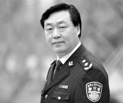 陈里 河南镇平人。管理学博士、硕士生导师。西北大学、西北农林科技大学兼职教授、陕西省委党校客座教授、陕西省法学会副会长。参加工作以来，从事过教育、宣传、司法和纪检工作。