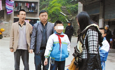 当事的小学生在接受记者采访。据《华西都市报》
