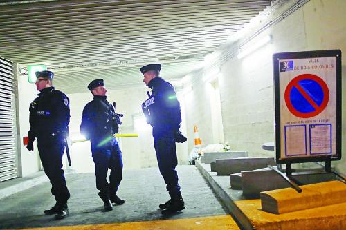 图片说明： 法国警方21日继续在抓住德哈的停车场内搜查。
