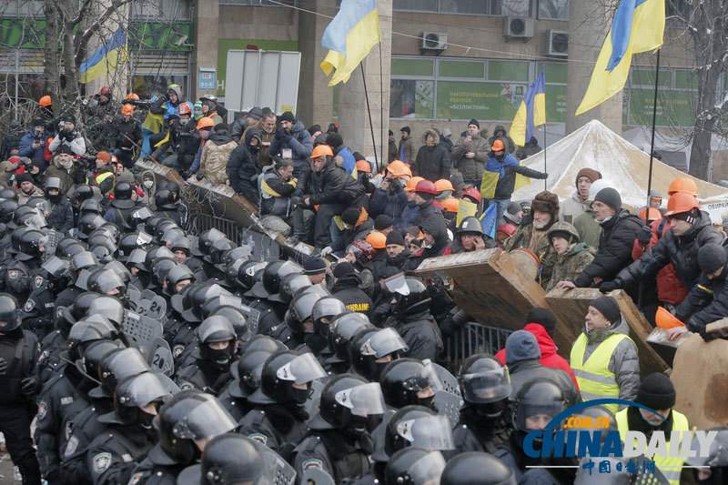 当地时间2013年12月11日,乌克兰基辅,防暴警察与示威民众在独立广场展开激烈冲突,民众强行摧毁路障并搭设帐篷,而警察则开始逮捕示威者。