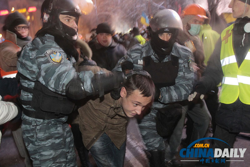 当地时间2013年12月11日,乌克兰基辅,防暴警察与示威民众在独立广场展开激烈冲突,民众强行摧毁路障并搭设帐篷,而警察则开始逮捕示威者。