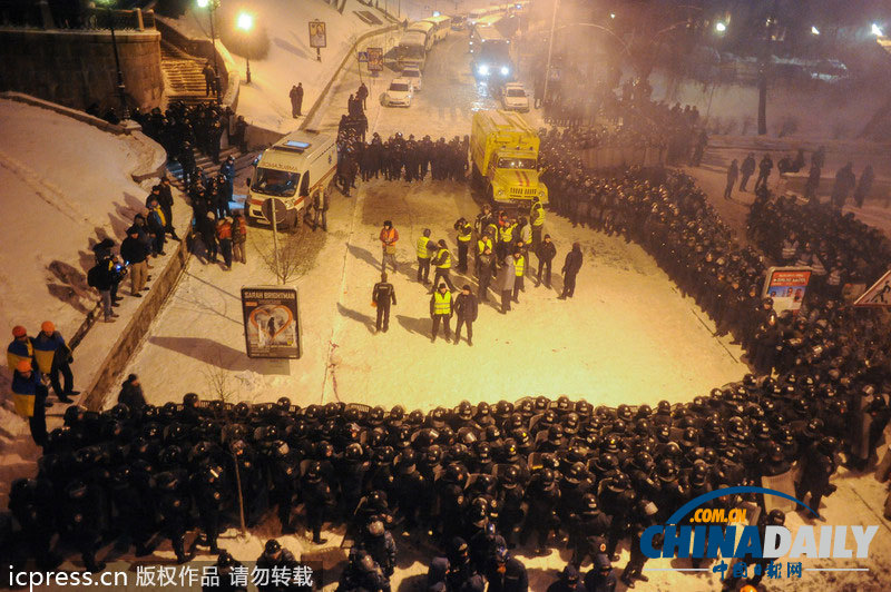当地时间2013年12月11日,乌克兰基辅,防暴警察与示威民众在独立广场展开激烈冲突,民众强行摧毁路障并搭设帐篷,而警察则开始逮捕示威者。