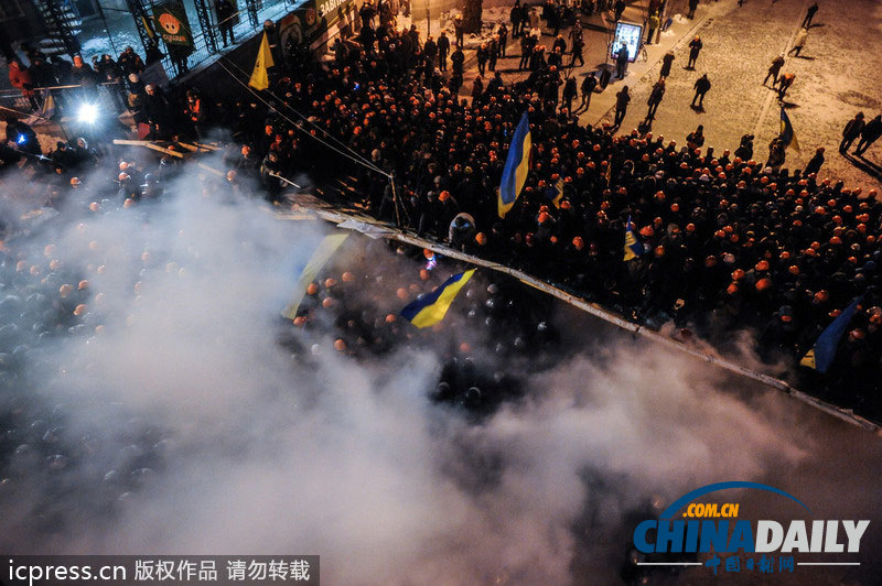 当地时间2013年12月11日,乌克兰基辅,防暴警察与示威民众在独立广场展开激烈冲突,民众强行摧毁路障并搭设帐篷,而警察则开始逮捕示威者。