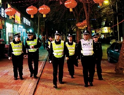 河南公安厅长郑州街头徒步夜巡三小时（图）