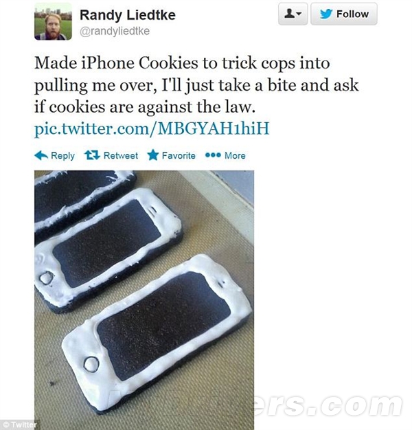 喜剧演员用iPhone饼干调戏警察反被调戏