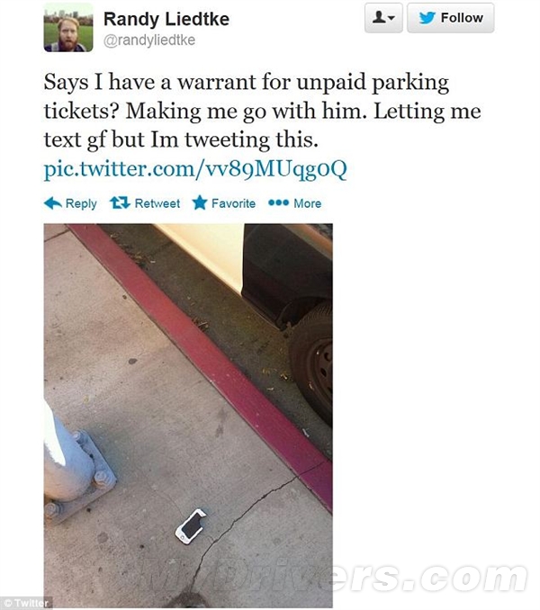 喜剧演员用iPhone饼干调戏警察反被调戏