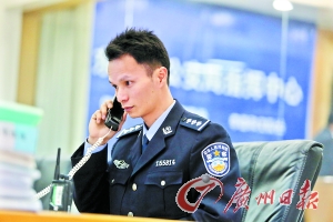 110接线民警每天要处理大量的报警电话。记者卢政 摄