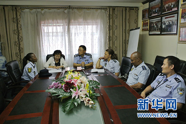 首批南非警察从汉语培训班毕业（图）