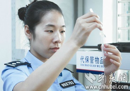 缉毒女警卧底发廊8年抓获120余名毒贩（图）