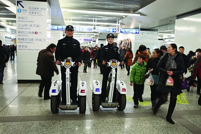 自平衡警车亮相南京地铁站。 裴睿 摄