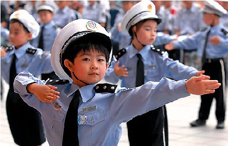 江西新余重病男童想当警察 市民争当“劫匪”为其圆梦/图
