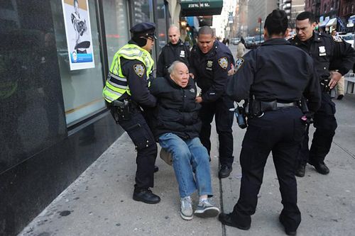 美亚裔老人不懂英语乱穿马路被警察击倒头部受伤