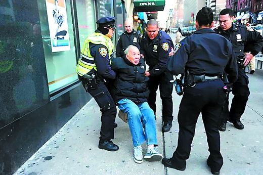 华裔老人纽约过马路闯了红灯BR/难道这就该被警察围攻打破头?