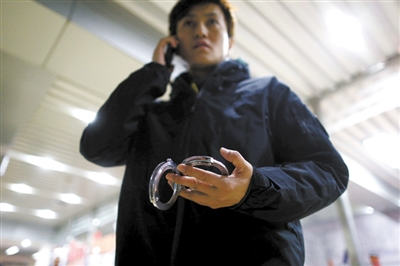 1月22日，北京西站派出所刑侦队职业反扒民警于俊戎一副便衣打扮，在列车前巡逻。她说，小偷最喜欢在两节车厢中间和旅客放行李时作案。