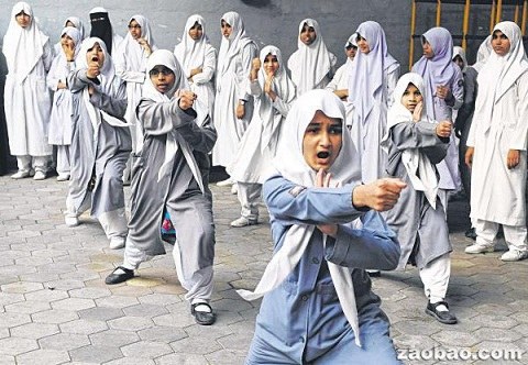 印度强奸案件频发学校女生练越武道防身（图）
