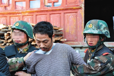 3日17时10分许,云南腾冲枪击案犯罪嫌疑人邵宗其中在当地被警方抓捕归案。新华社发