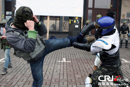 乌克兰示威者组织训练 欲对抗防暴警察(高清组图)