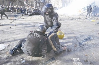 多名警察遭狙击手射杀 总统称反对派企图政变