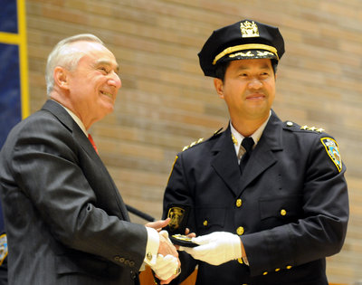 纽约市警晋升礼华裔耀眼陈文业晋最高阶亚裔警官