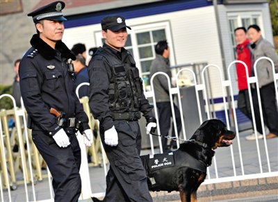 民警配枪携犬在天安门广场东侧路巡逻。前日，北京警方启动一级防控方案。新京报记者 陈杰 摄