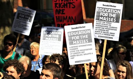 英国大学教授抗议留学生审查 称自己代理警察业务