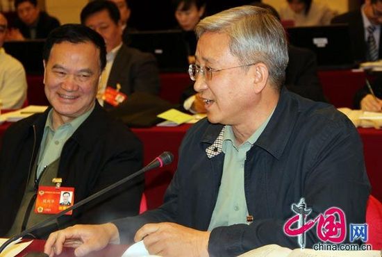 陈知庶委员谈反恐：应给一线执勤警察配备枪支