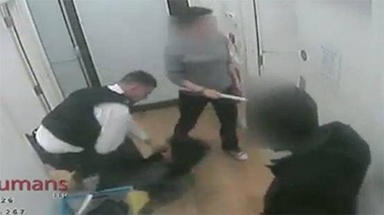 英国一警察涉嫌对偷窃的女子暴力执法 受到指控