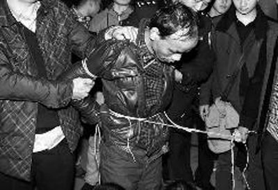 项某藏匿紫阳山中3天后被警方抓获 通讯员 张浩 摄 
