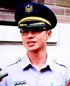 　　323台民众攻占“行政院”当天，警察林致孝独力吹哨“以一挡百”。来自台湾《联合报》