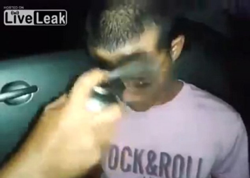 男子在巴西警局墙上涂鸦被捉后遭油漆喷脸(图)