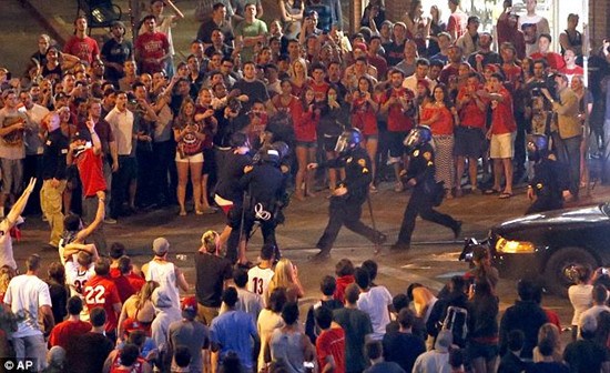 美国警察校内平骚乱大学生混乱中不忘自拍(图)(2)