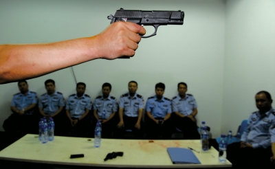 在一堂枪械教学课上，教官向参训民警们讲解警用手枪的特点和正确握姿。（资料图片）京华时报记者董世彪摄