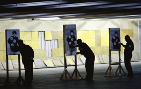 4月9日，湖南警察学院射击馆，武器警械专项训练的首批学员正在进行枪械的相关训练。图/记者华剑