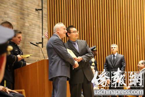 纽约市警总局举行升职典礼华裔机械师晋升(图)