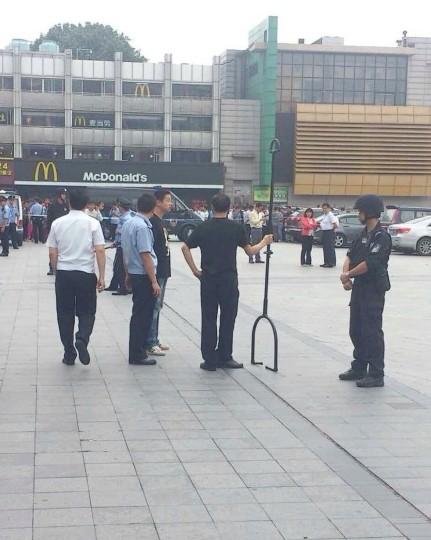 广州火车站2名男持刀砍人致4伤 一名施暴者逃跑