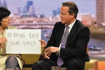 英国 英国首相卡梅伦近日在本国一档节目中举着“让女孩回家”的标语。