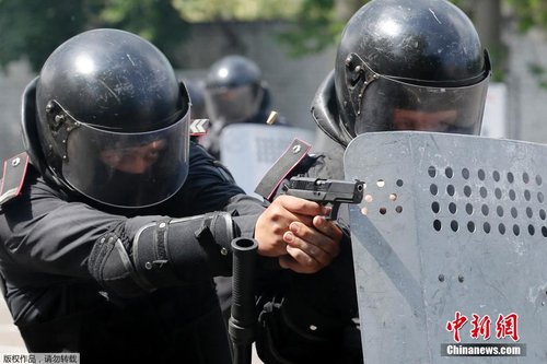 乌克兰防暴警察举行演习 模拟镇压“暴徒”