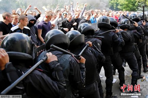 乌克兰防暴警察举行演习 模拟镇压“暴徒”