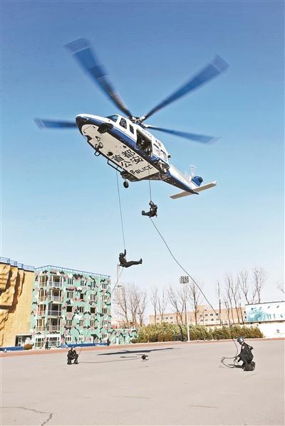 探访北京警航总队：6名特警10米空降不到10秒