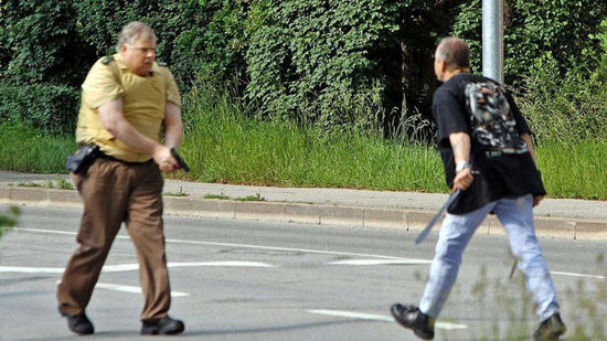 德国醉汉持长刀横行街头 警察开枪加以制止(组图)