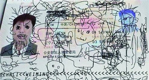 美媒：中国“熊孩子”涂鸦父护照致其滞留系虚构