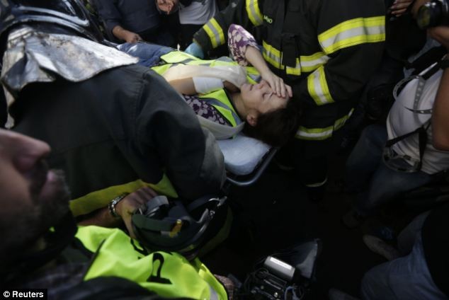 CNN记者 巴西圣保罗;美国CNN记者在警察与示威者冲突中受伤,被抬上救护车。(路透社)