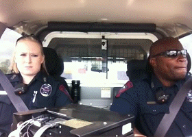 超级带感：美国警察巡逻车内HipHop爆红