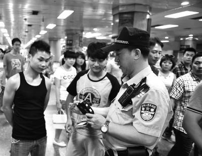 北京警航飞行员：高温天不开空调 保障飞行时间