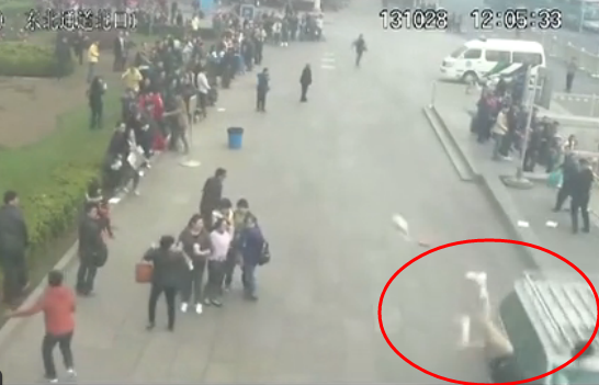 专题片发布的天安门“10·28”暴力恐怖袭击事件监控视频。监控视频显示,恐怖分子驾驶吉普车闯入长安街便道,沿途快速行驶故意冲撞游人群众,多人被撞飞。