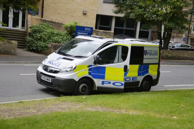 英国警察执勤间违章停车买冰淇淋（组图）