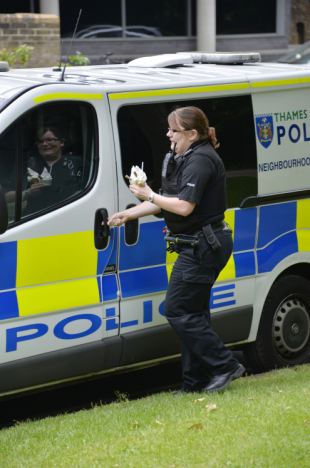 英国警察执勤间违章停车买冰淇淋（组图）