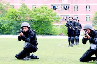 图为大学生反恐防暴队队员进行战术训练