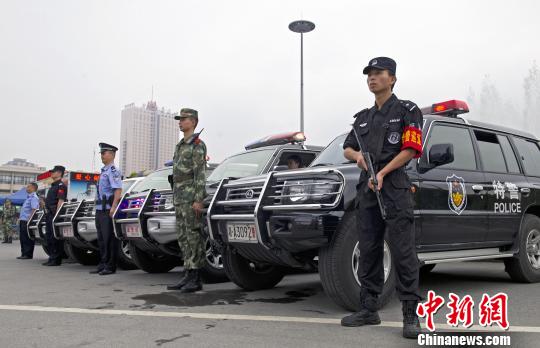 反恐防暴长沙启动公安武警常态化联合武装巡逻